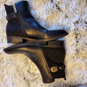 TOMMY HILFIGER BUCKLE ANKLE BOOT